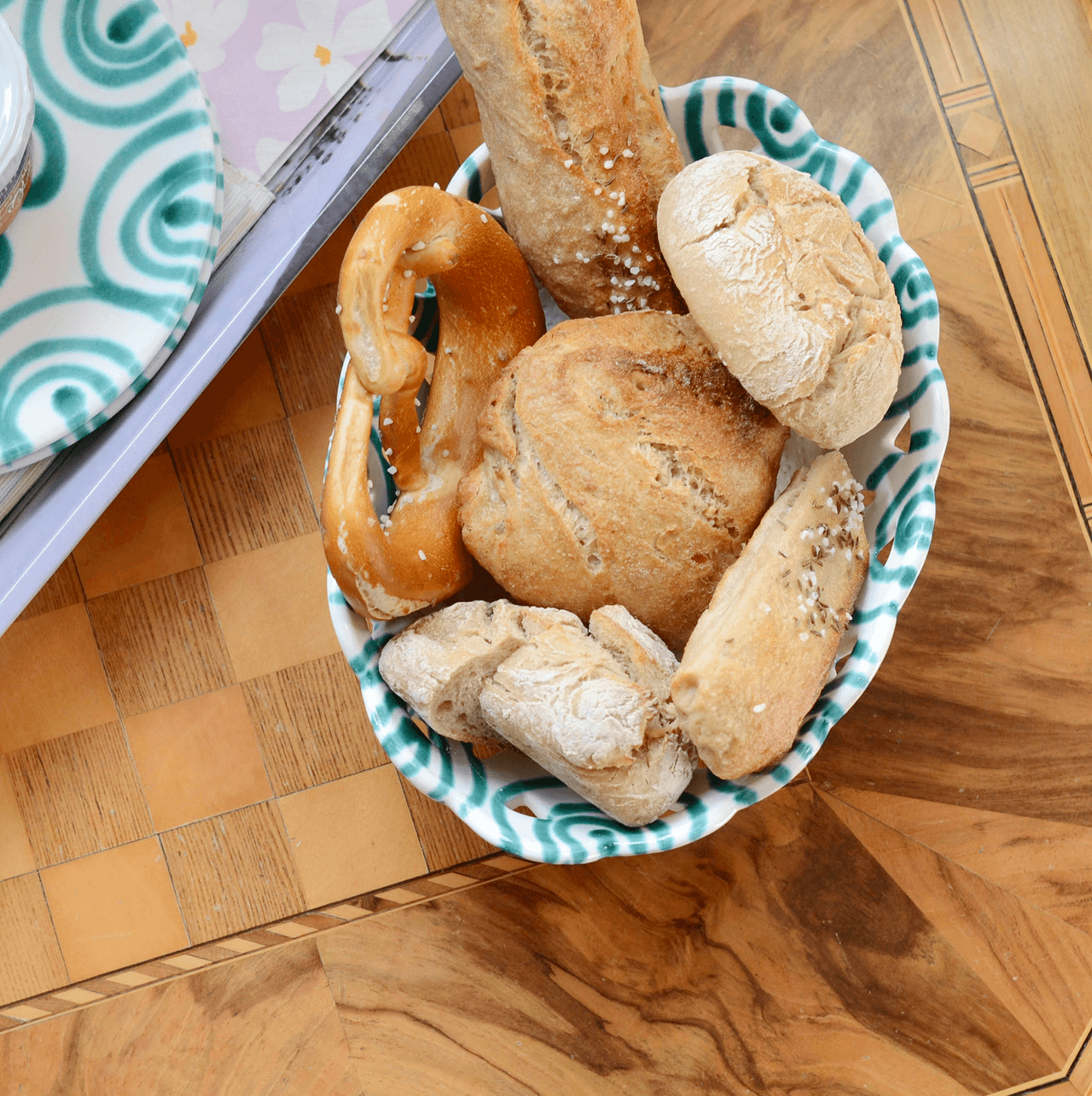 Frühstück mit frischen Brötchen